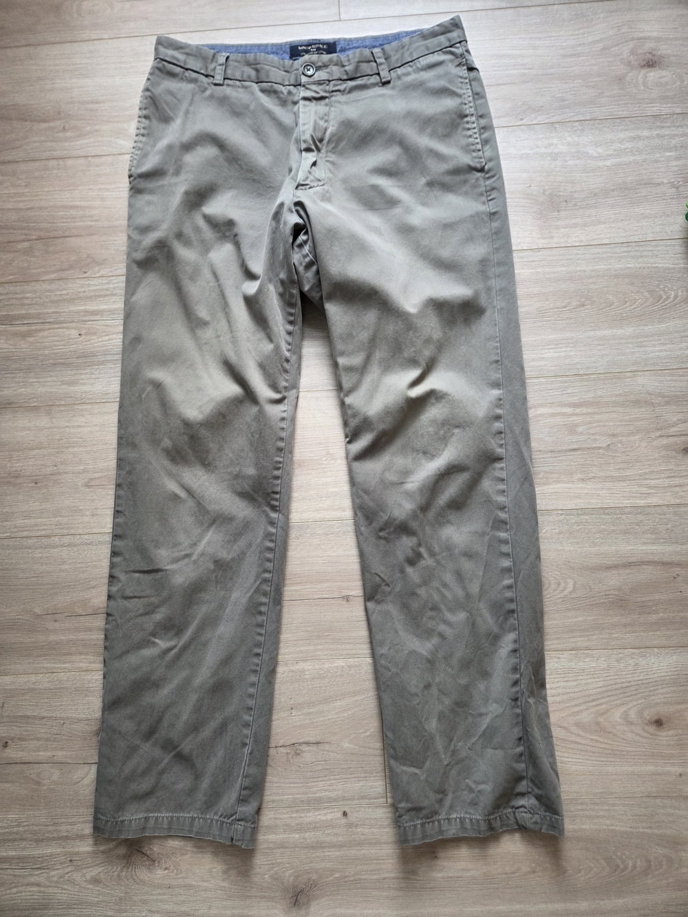 Banana Republic Men's Chino Pants in Olive Green